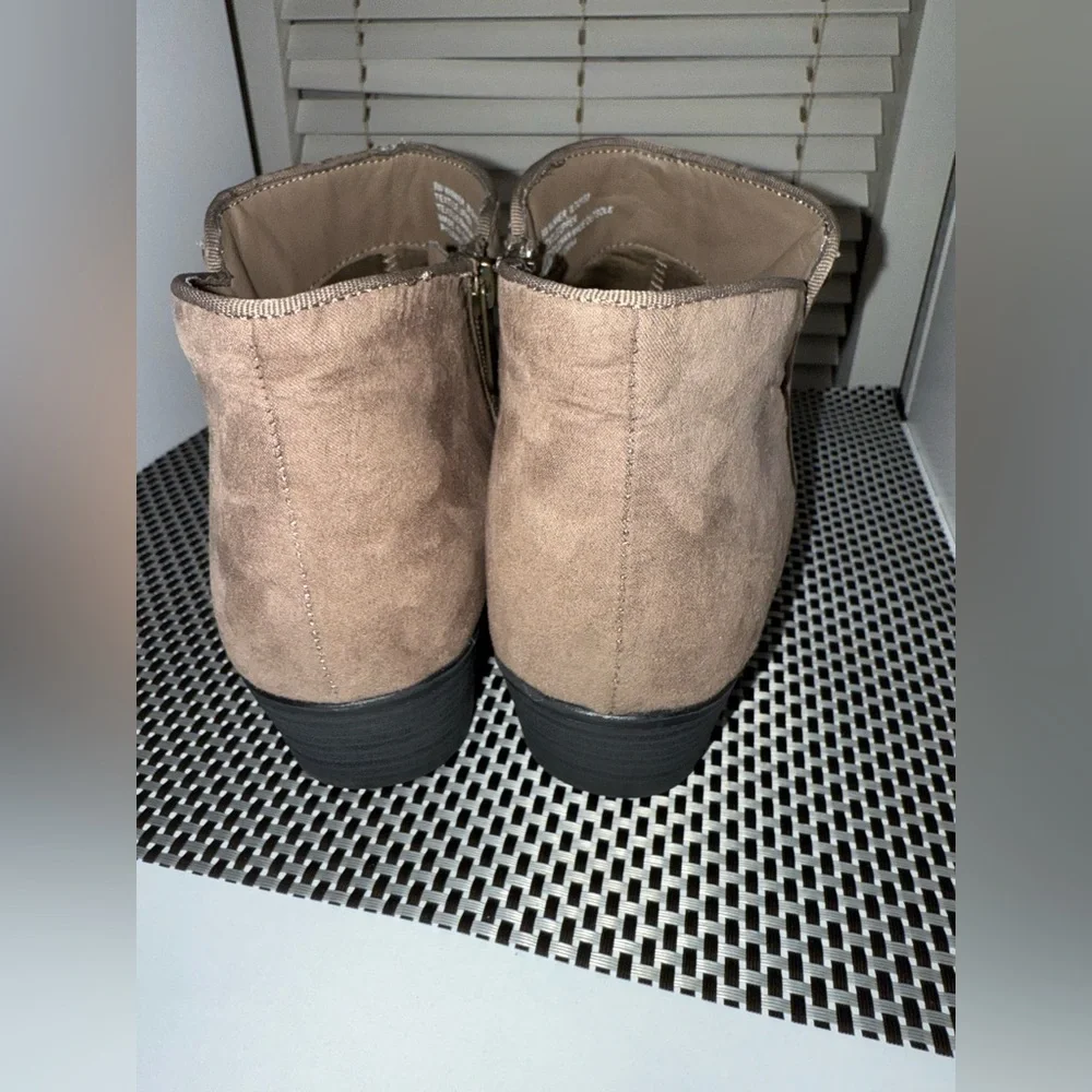 Women's Ankle Boots Daisy Fuentes Ankle Booties – Size 9W